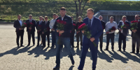 Александр Дрозденко возложил цветы к памятнику «Полуторка» на территории музея-диорамы «Прорыв блокады Ленинграда» - ЛенТВ24