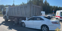 В районе Солнечного «Тойота» врезалась в грузовик. Двое взрослых и ребенок погибли - 47 новостей