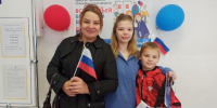 Молодым избирателям в Сосновом Бору дарят подарки - ЛенТВ24