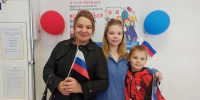 Жители Соснового Бора голосуют семьями, отметивших 18-летие недавно на участках ждет сюрприз - 47Channel.Ru