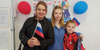 Молодым избирателям в Сосновом Бору дарят подарки - Единая Россия