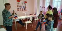 Дети сказали, что придут голосовать: малышню в Свирьстрое провели по избирательному участку - 47Channel.Ru