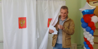 В Лупполово на выборах губернатора проголосовали первый зампред правительства ЛО Марков с сыном - 47Channel.Ru