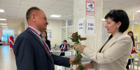 В Мурино избирателям дарят розы - Online47.Ru