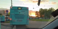 Видео: В Петербурге водитель автобуса извинился за езду по тротуару - 47 новостей