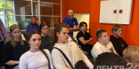 В Гатчине более 50 школьников и студентов пообщались с ветераном СВО - ЛенТВ24