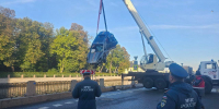 В Петербурге подняли из воды Porsche, упавший в реку Фонтанку - Online47.Ru