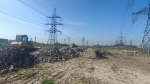 Два бульдозера в Буграх ровняли почву строительным мусором