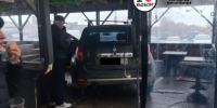 В Выборге «Рено» влетело в террасу кафе во время «Крендель Феста» - фото, видео - 47 новостей
