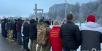 Участники сборов «От Победы к Победе» возложили цветы к мемориалу «Героям СВО» в Кудрово - ЛенТВ24