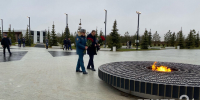 Александр Дрозденко и Александр Куренков возложили цветы к мемориалу жертвам геноцида в Зайцево - ЛенТВ24