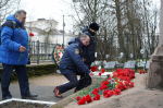 В Кировске специалисты аппарата управления Леноблпожспаса почтили память Неизвестного солдата