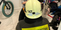 В Буграх пожарные освободили двухлетнюю девочку, чей палец стрял в цепи велосипеда - Online47.Ru