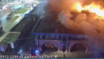 В Петербурге полыхает рынок. Площадь пожара превышает 1,5 тысячи квадратов, эвакуированы 100 человек 