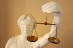 Учительница вину не признает. Обвиняемая в совращении школьников отправилась под стражу в Петербурге