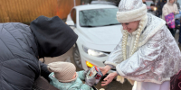 Парад Дедов Морозов прошел во Всеволожске - Online47.Ru