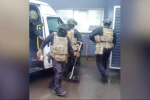 СОБР с пограничниками пришел на подпольную табачную фабрику в Петербурге