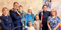Глава следственного управления СК по Ленинградской области исполнил новогодние мечты троих детей из Кировска - Online47.Ru