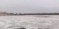 Под Лодейным Полем катер ломал ледяную шугу, чтоб вода отступила от домов - видео - 47 новостей