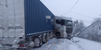 На трассе «Россия» фура снесла фонарь и чуть не потеряла топливо - 47 новостей