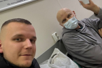 "Он не спит, и я не сплю". Сын в деревушке спасает отца