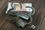 Деньги брал в машине. Подполковник МВД в Петербурге получил 100 тысяч за дело о краже и хотел делиться