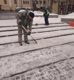 Коммунальщики убирают снег в Выборге круглосуточно