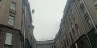 В центре Петербурга спасали рабочего, сорвавшегося с крыши и повисшего на проводах  - видео - 47 новостей