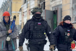 Полиция выстроила рабочих в ряд на стройке в Петербурге. Иностранцы прятались по чердакам и квартирам