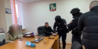 «Руки на стол!» Как закрыли наручники на главном в селе под Волховом за взятку на праздник - 47 новостей