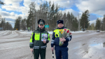 В Выборгском районе сотрудники ГАИ поздравили женщин-водителей с 8 Марта