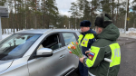В Выборгском районе сотрудники ГАИ поздравили женщин-водителей с 8 Марта