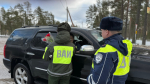 В Выборгском районе сотрудники ГАИ поздравили женщин-водителей с 8 Марта