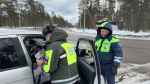 В Выборгском районе сотрудники ГАИ поздравили женщин-водителей с 8 Марта