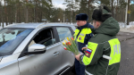 В Выборгском районе сотрудники ГАИ поздравили женщин-водителей с 8 Марта