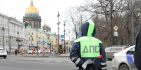 Полицейские в Петербурге поздравили женщин с 8 Марта - Online47.Ru