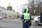 Полицейские в Петербурге поздравили женщин с 8 Марта