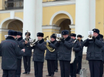 Полицейские в Петербурге поздравили женщин с 8 Марта