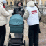 Юные жители Сланцев подарили женщинам цветы и открытки в честь 8 Марта - 47Channel.Ru