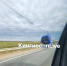 На "Нарве" большегруз прилег на отбойник и потерял содержимое кузова - 47 новостей