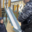 В поселке имени Свердлова росгвардейцы помогли вернуться домой двум потерявшимся девочкам - ЛенТВ24