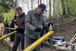 Александр Дрозденко принял участие в субботнике на территории храма Преподобного Сергия Радонежского