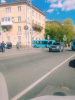 Автобус врезался в стену дома на севере Петербурга – видео