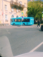 Автобус врезался в стену дома на севере Петербурга – видео