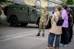 Четвероногий напарник кинолога Росгвардии помогал просвещать школьников Петербурга