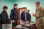 Четвероногий напарник кинолога Росгвардии помогал просвещать школьников Петербурга