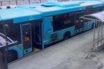 В Петербурге водителя зажало между автобусами
