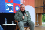 В Кудрово военкор НТВ Алексей Ивлиев встретился с ленинградской молодежью