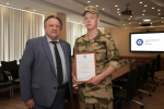 Директор ЛАЭС наградил росгвардейцев за уничтожение украинских беспилотников