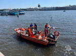 Из Невы в Петербурге подняли кроссовер - унесло с набережной штормом